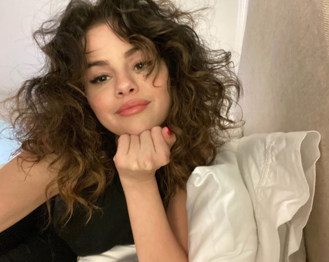 curly wigs, curly hair, Selena Gomez